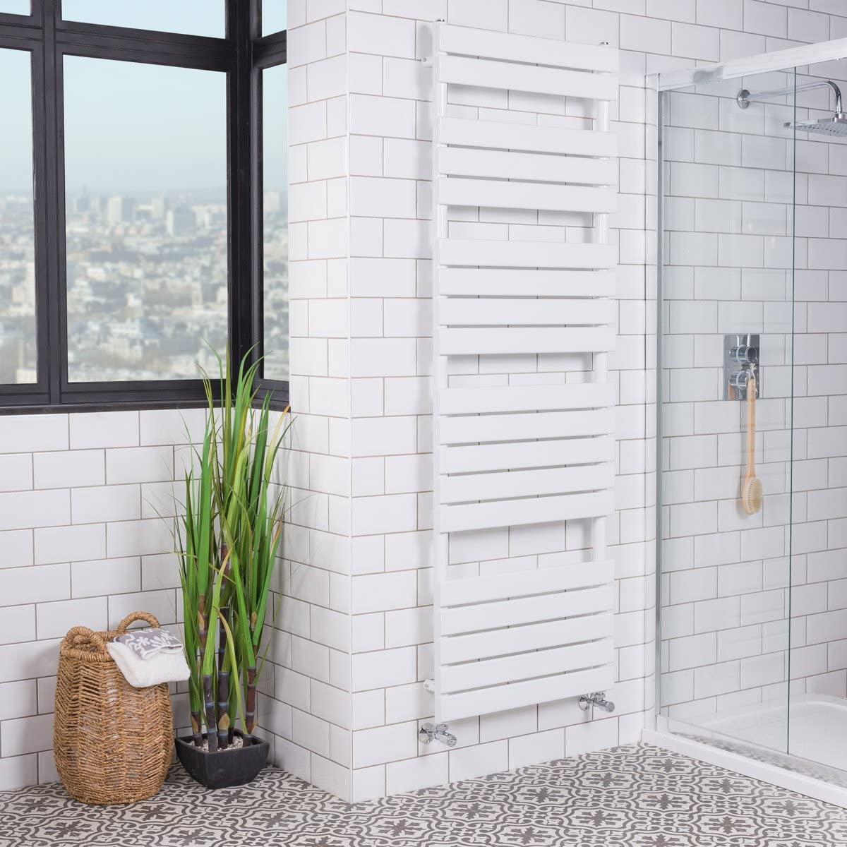 Radiador de riel de toalla con calefacción de panel plano para baño minimalista de WarmeHaus Designer